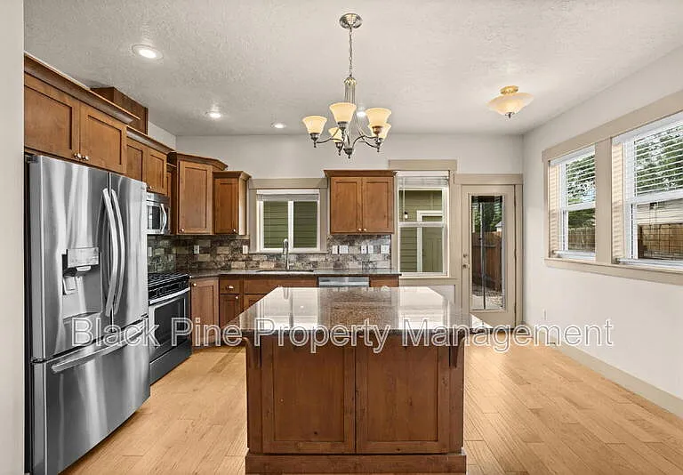909 N 31st St — Photo 13