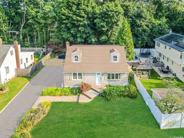 4 Quebec Drive, Huntington Station, NY 11746