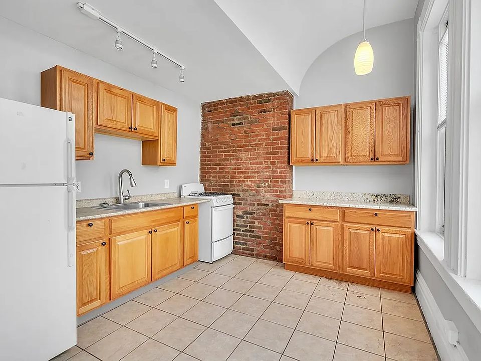 1st image of 23 Bedford Sq APT 1