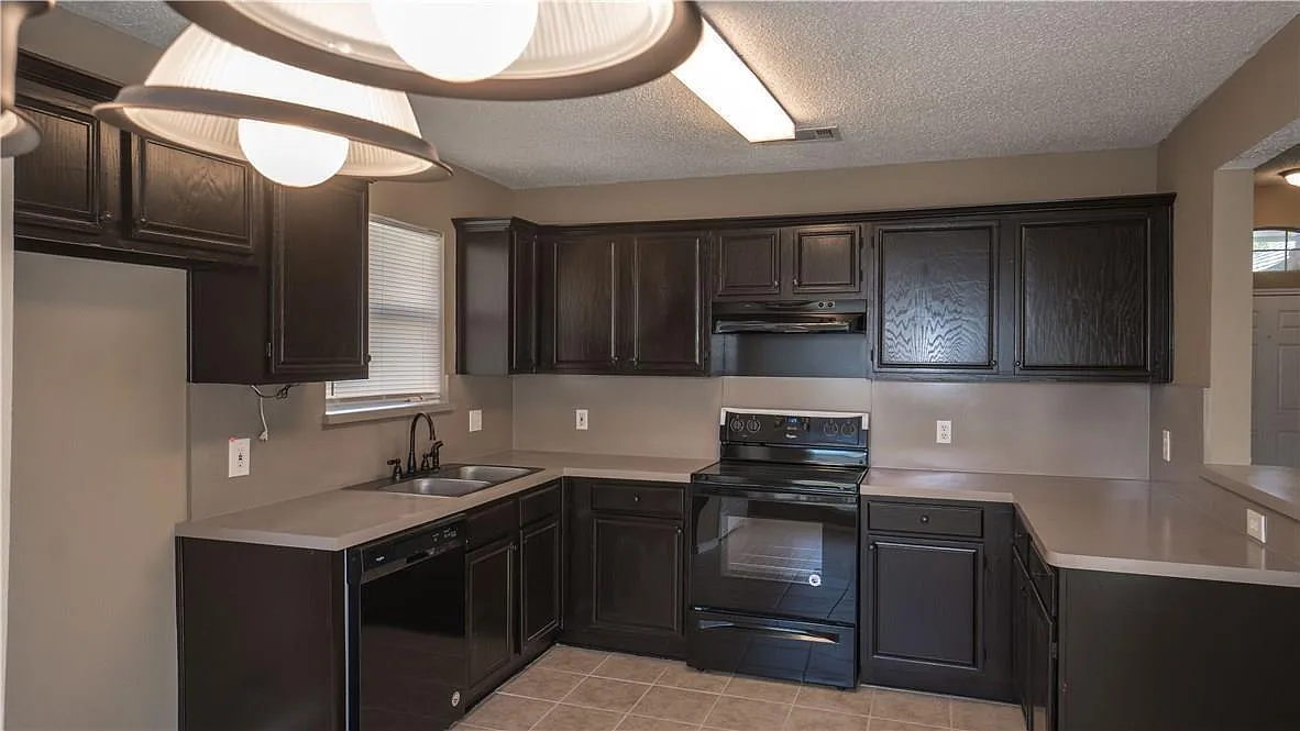 3 bed, 1260 sqft, $2,150 — Photo 4