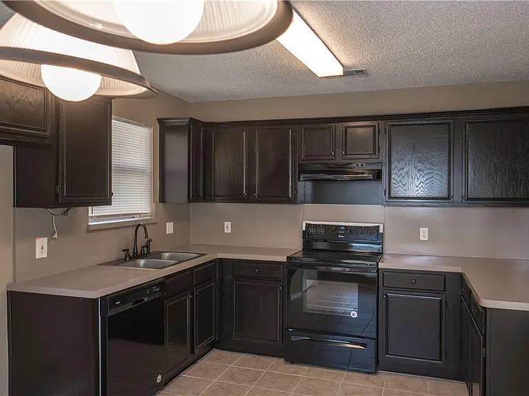 1512 Manitoba Ln — Photo 4