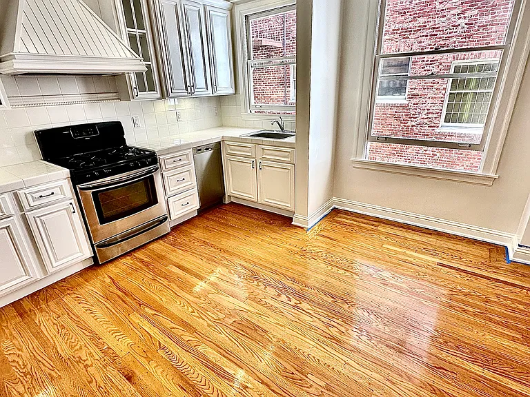 2280 Pacific Avenue Apartments — Photo 5