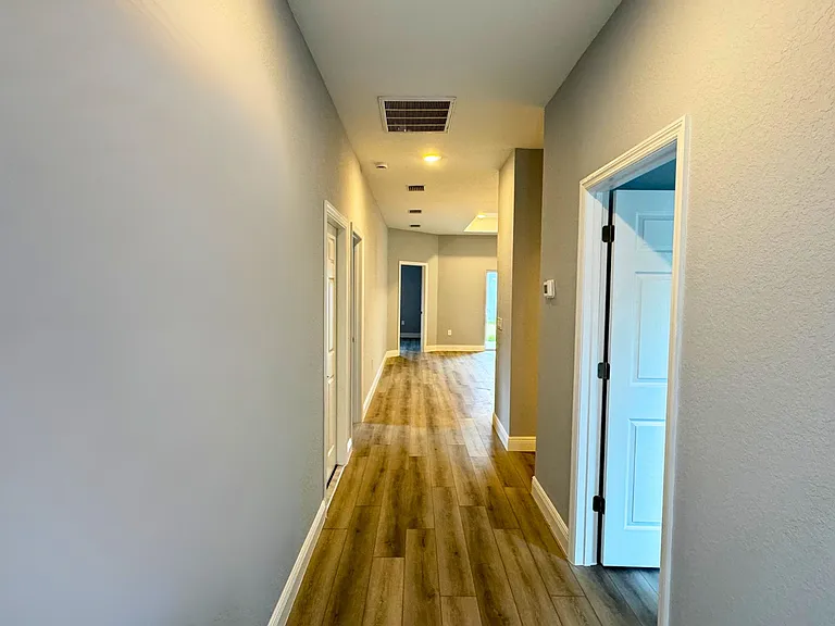 702A Broadway Ave — Photo 5