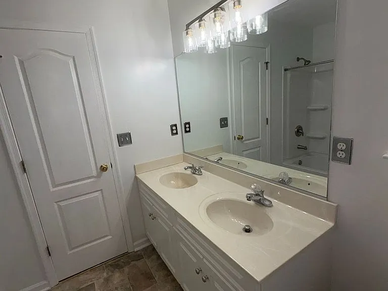 2204 Lesner Cres #200 — Photo 30