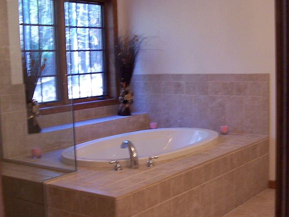 Luxurious Tiled Bath/Glass enclosed Shower