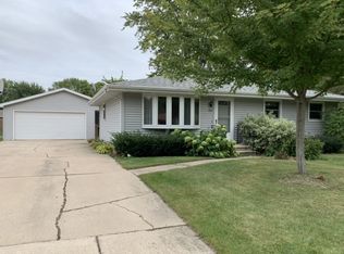 1221 Meadowview Dr, Menasha, WI 54952