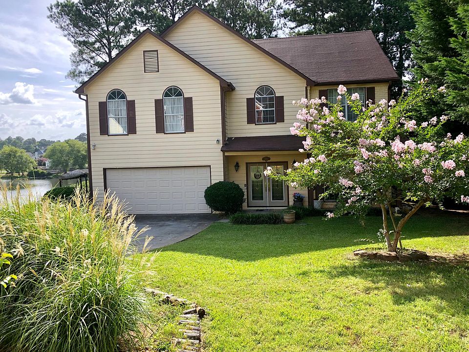 Front view of waterfront rental home.