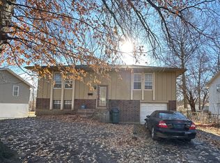 7813 E 120th St, Grandview, MO 64030