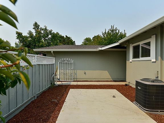 3rd image of 1401 Willowtree Ct