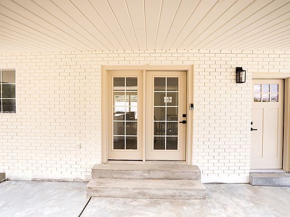 3rd image of 1211 E Brekenridge Dr