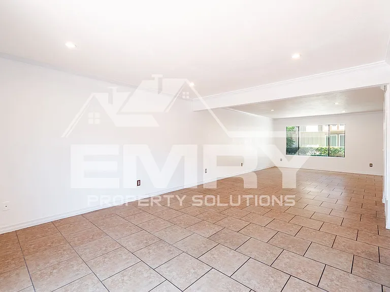 9781 S Karmont Ave — Photo 12