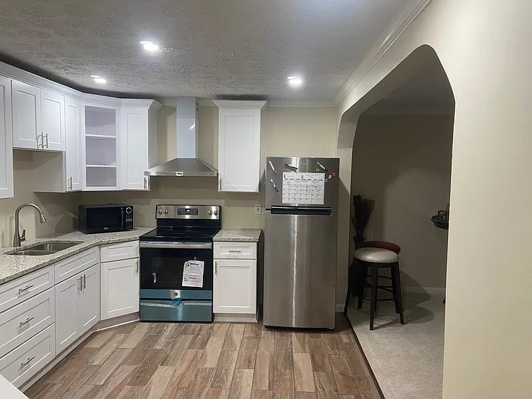 1807 Hampton Woods Way — Photo 4