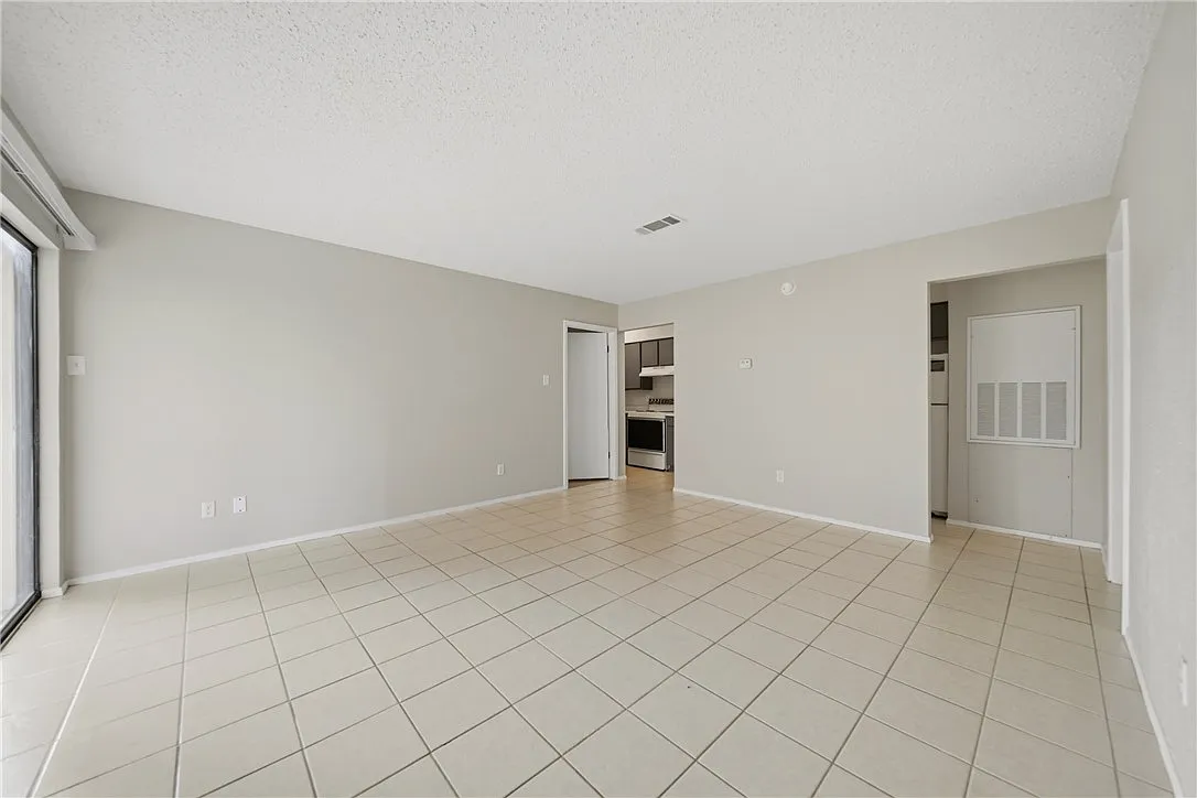 2 bed, 999 sqft, $925 — Photo 3