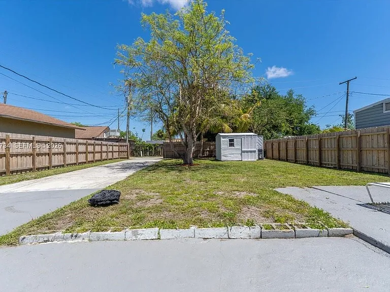 266 SW 6th St — Photo 33