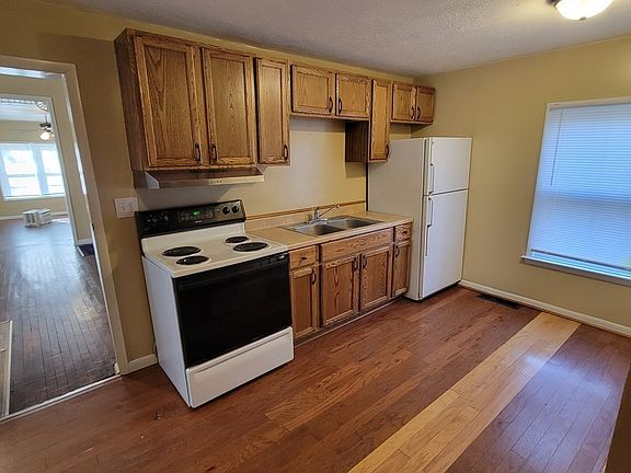 5th image of 208 Pleasant St