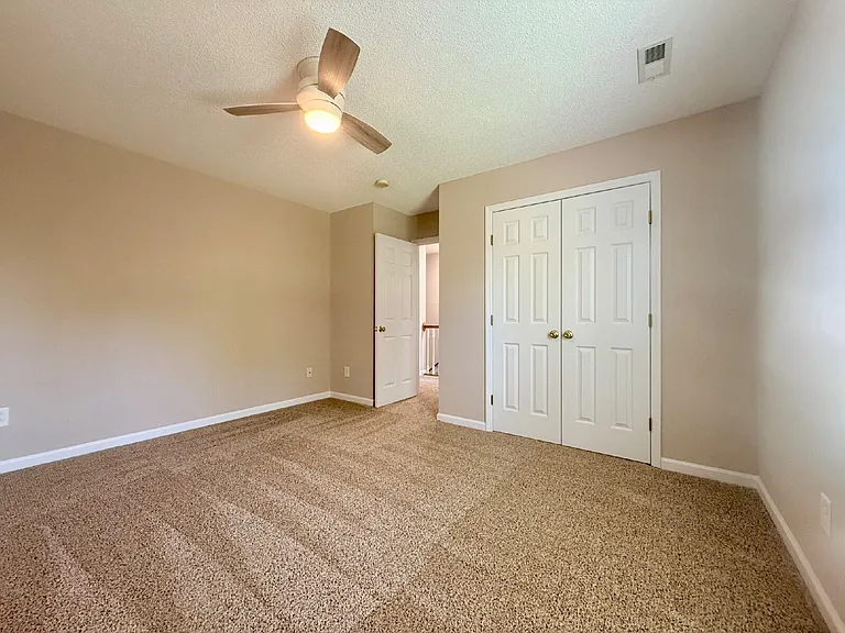 81 Essex Ct W — Photo 15