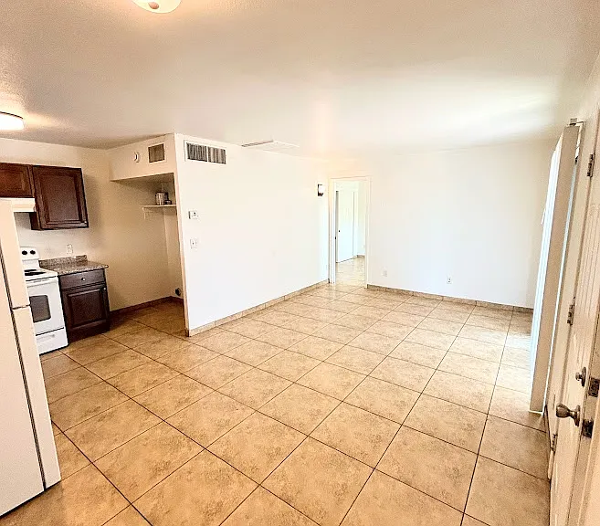 437 E Delano St — Photo 10