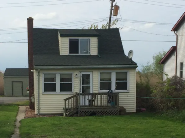 6918 Lakeshore Dr, Newport, MI 48166