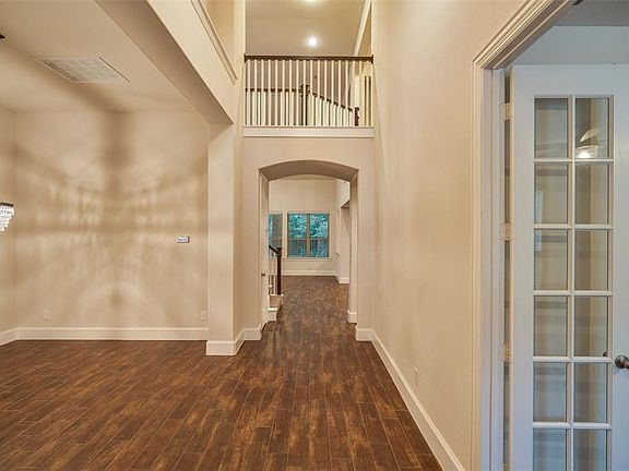 5th image of 115 Kinderwood Trl