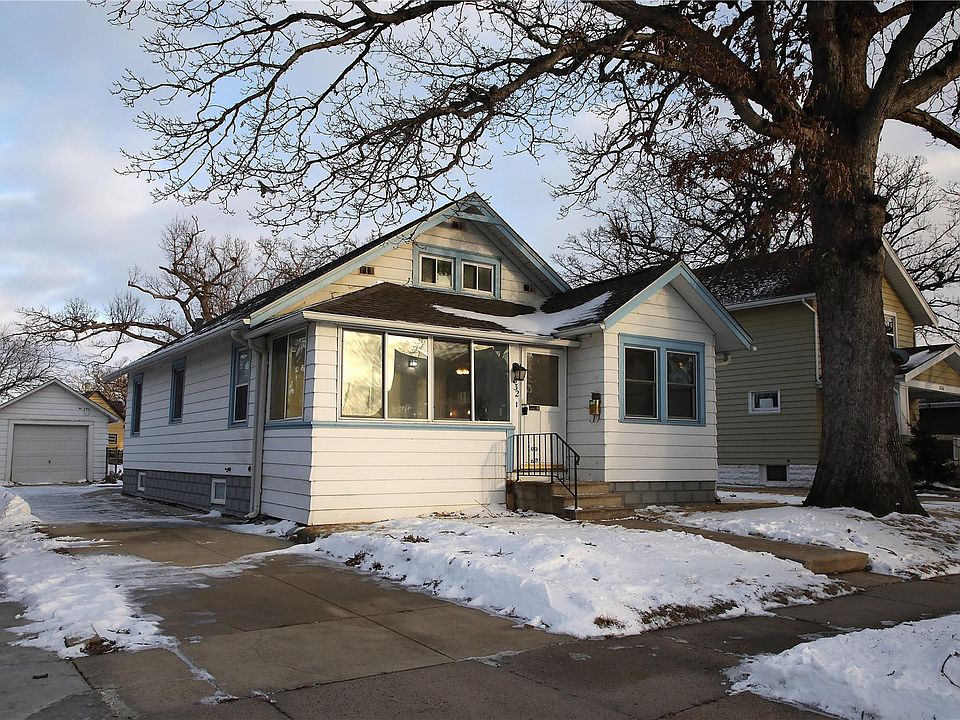 1st image of 832 Daniels St NE