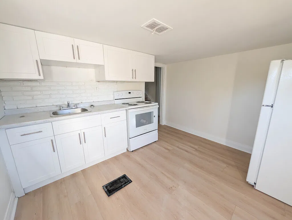 6530 Ash Street - Unit 6 — Photo 3