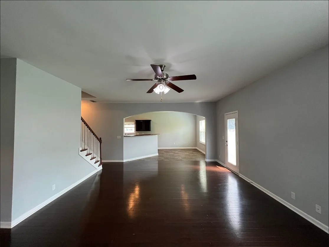 4 bed, 2.5 bath, 2530 sqft, $2,500 — Photo 2
