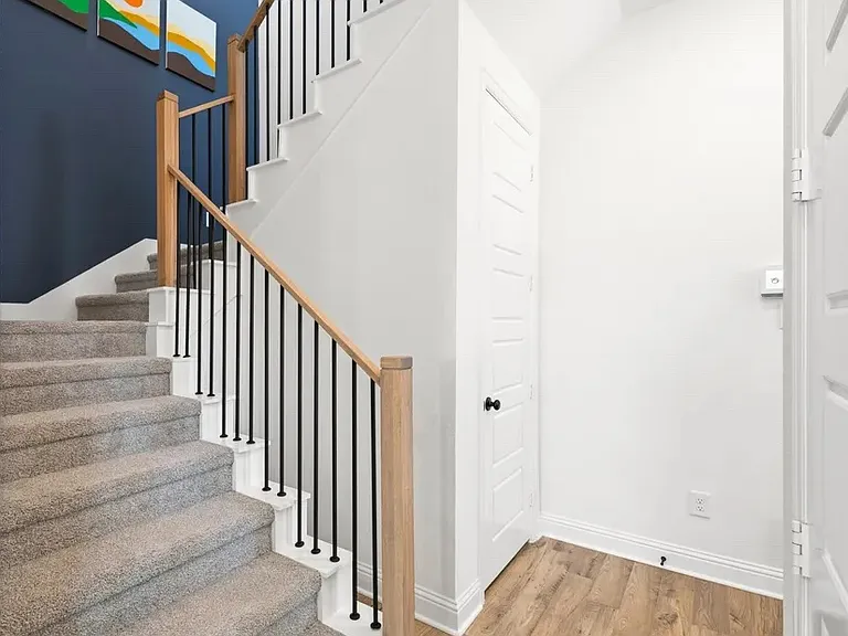 2532 Campden Mews — Photo 11