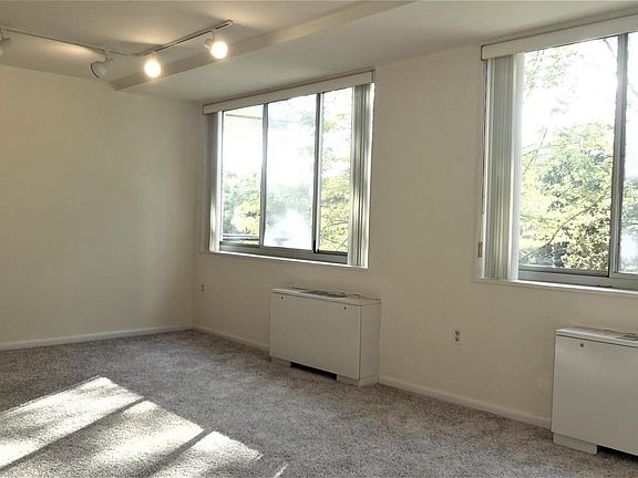 5th image of 10401 Grosvenor Pl APT 423