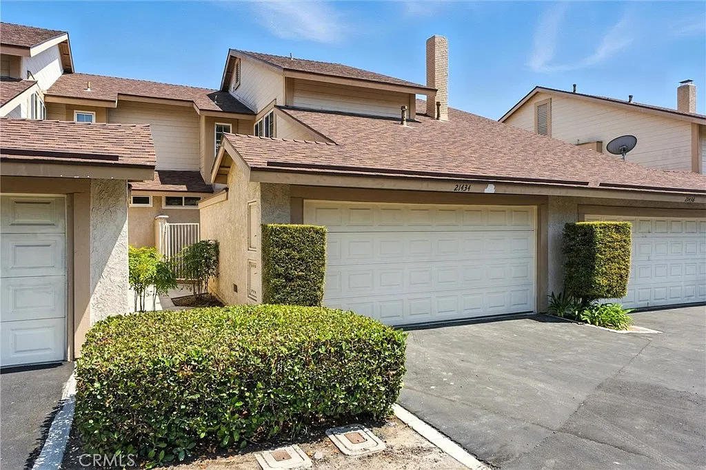 3 bed, 2.5 bath, 1526 sqft, $4,300 — Photo 3