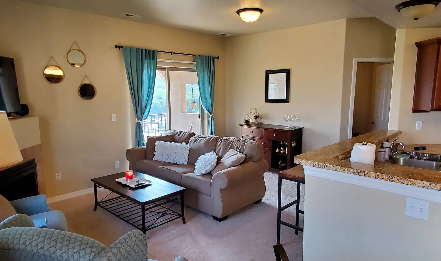 Beautiful 3 Bed 2 Bath Condo with Amazing Mountain Views — Photo 4