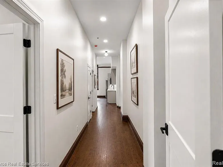 389 Saint Clair St #305 — Photo 8