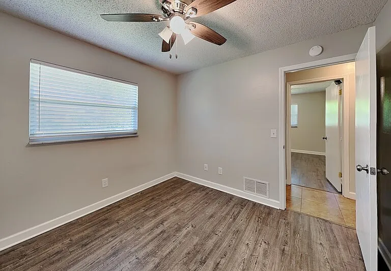 1016 Manchester Cir — Photo 6