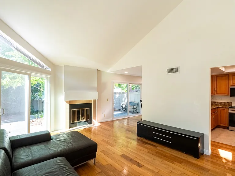 227 Stanford Ct — Photo 2