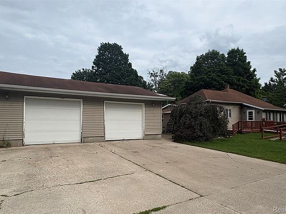 3rd image of 221 S Alvin St