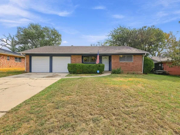 1306 Hillside Dr, Gainesville, TX 76240