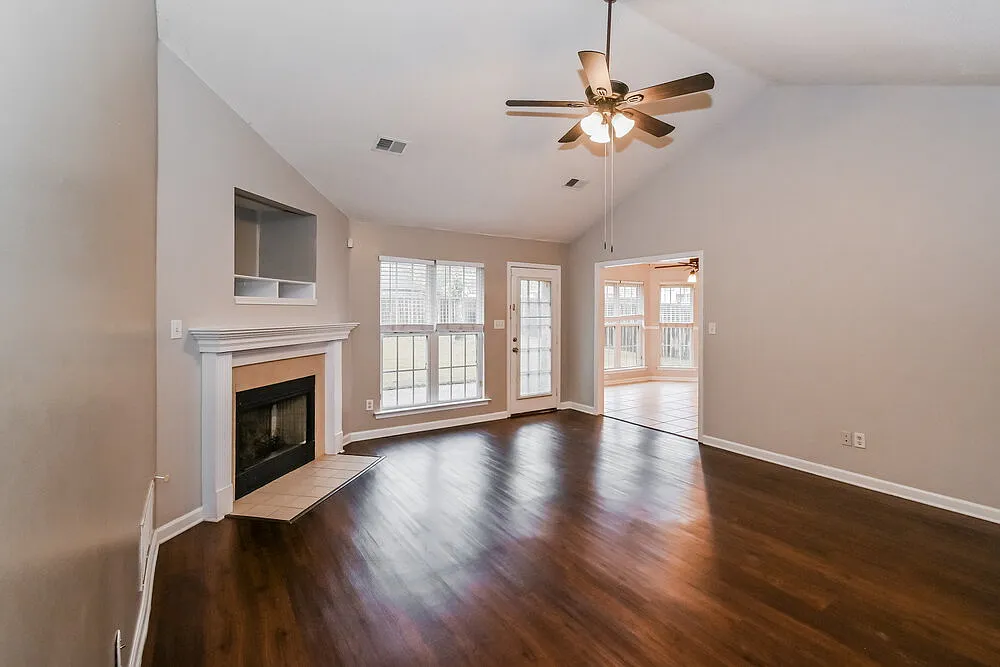 4 bed, 3.0 bath, 1849 sqft, $2,330 — Photo 4