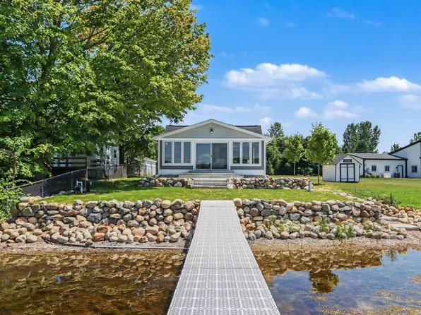 52070 Lake Ave, Three Rivers, MI 49093