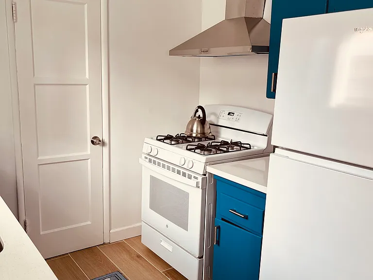 2037 Stewart St #1/2 — Photo 8
