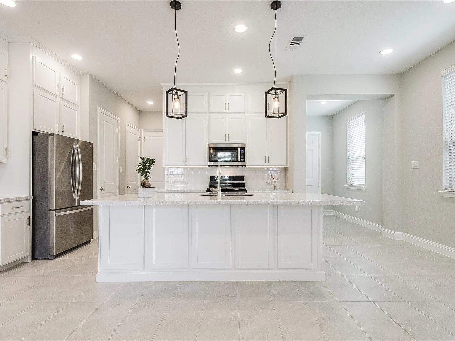 3 bed, 2.5 bath, 1941 sqft, $3,200 — Photo 3