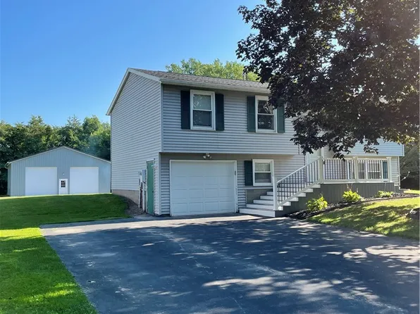 23 Highview Dr, Hamlin, NY 14464
