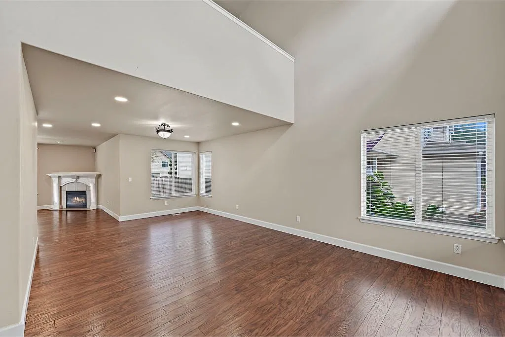 4 bed, 2.5 bath, 2360 sqft, $3,150 — Photo 4