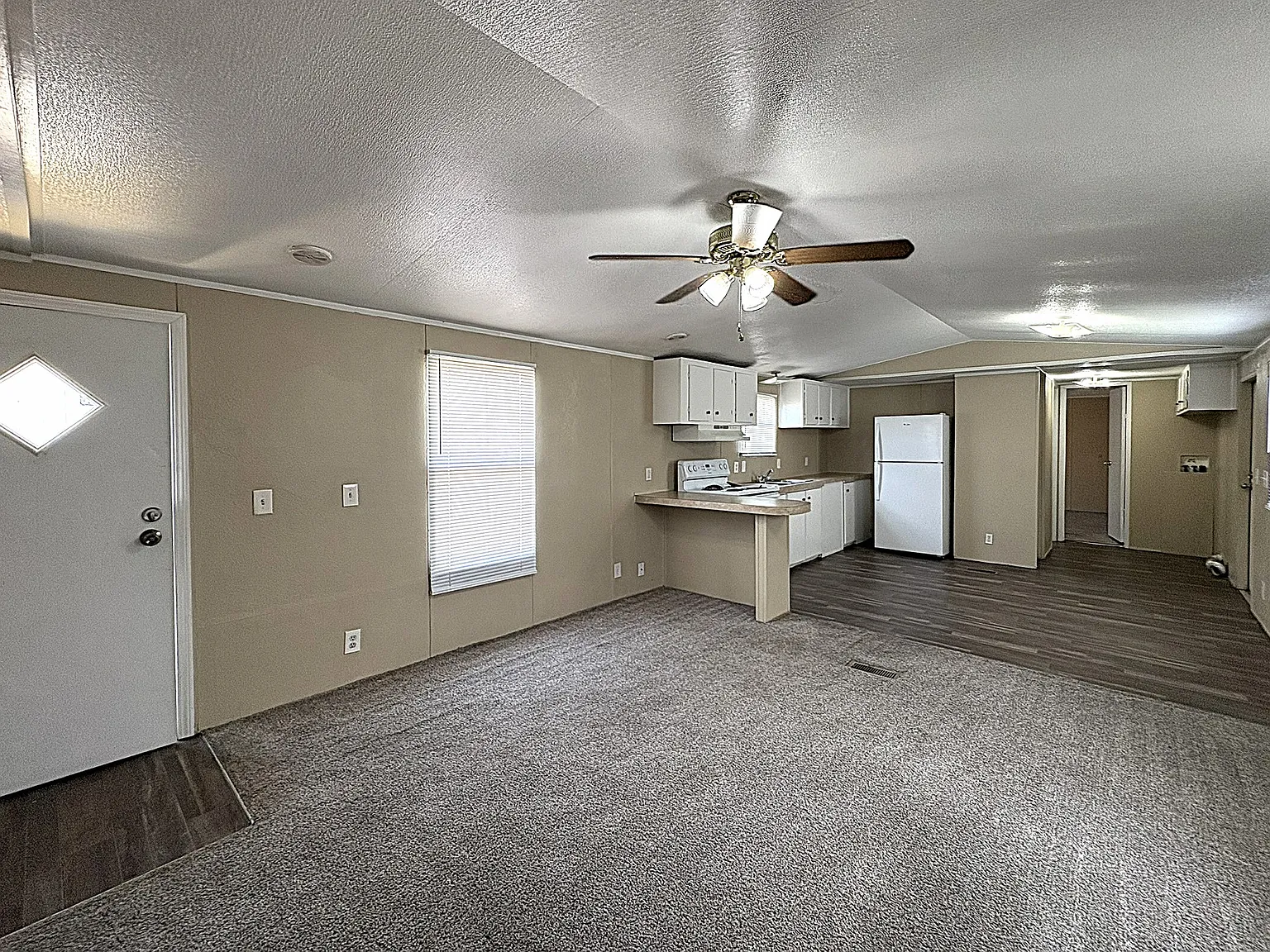 3 bed, 924 sqft, $799 — Photo 4
