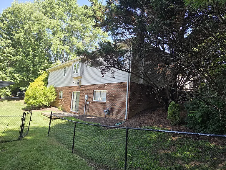 1518 Oriole Dr — Photo 3