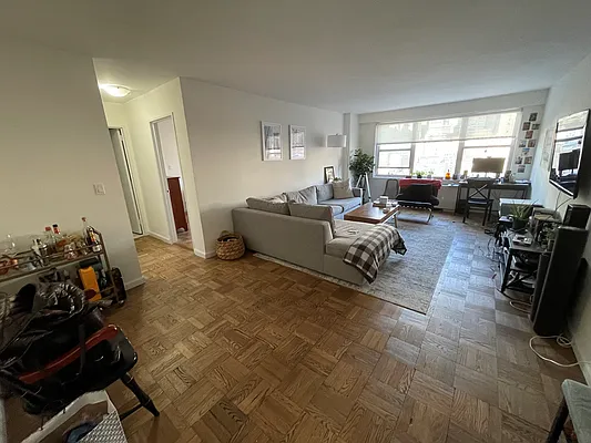 Rented by Buchbinder & Warren | media 8