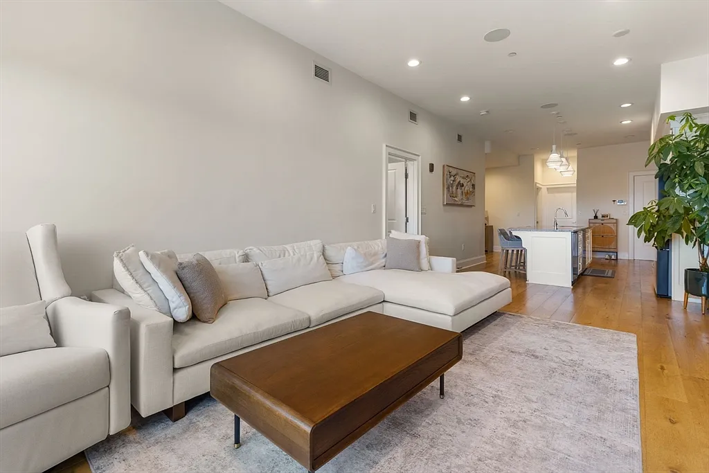 2 bed, 2.0 bath, 1164 sqft, $5,500 — Photo 4
