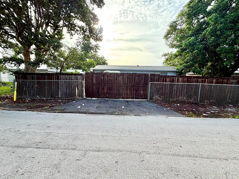 661 NW 23rd Ter — Photo 23