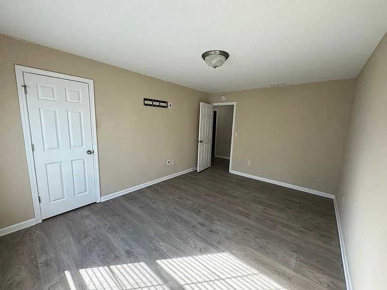 1620 Shire Village Dr — Photo 47