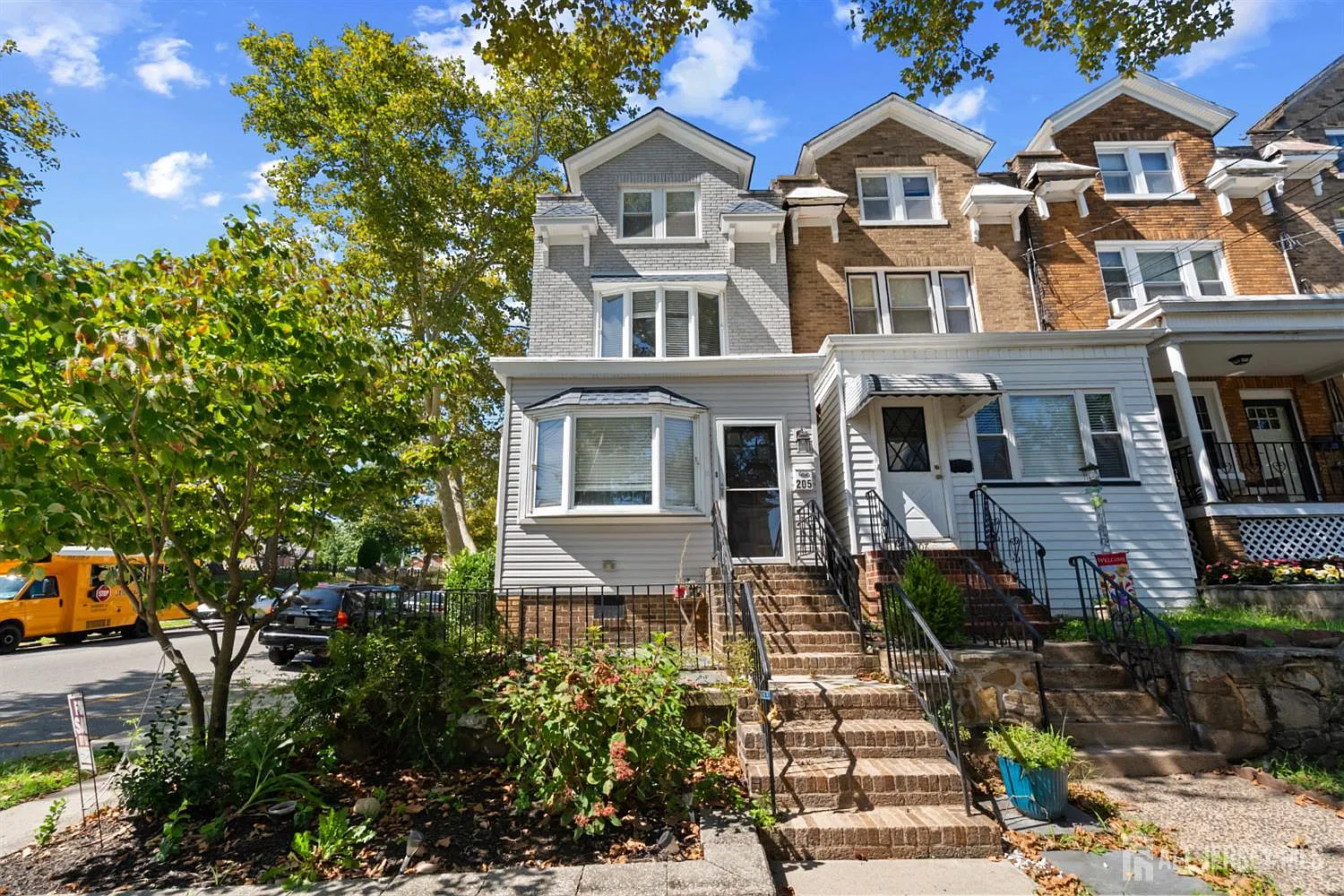 3 bed, 2.0 bath, 1863 sqft, $3,200 — Photo 1