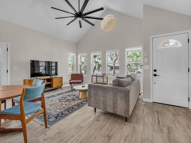 325 E Mitchell Dr — Photo 4