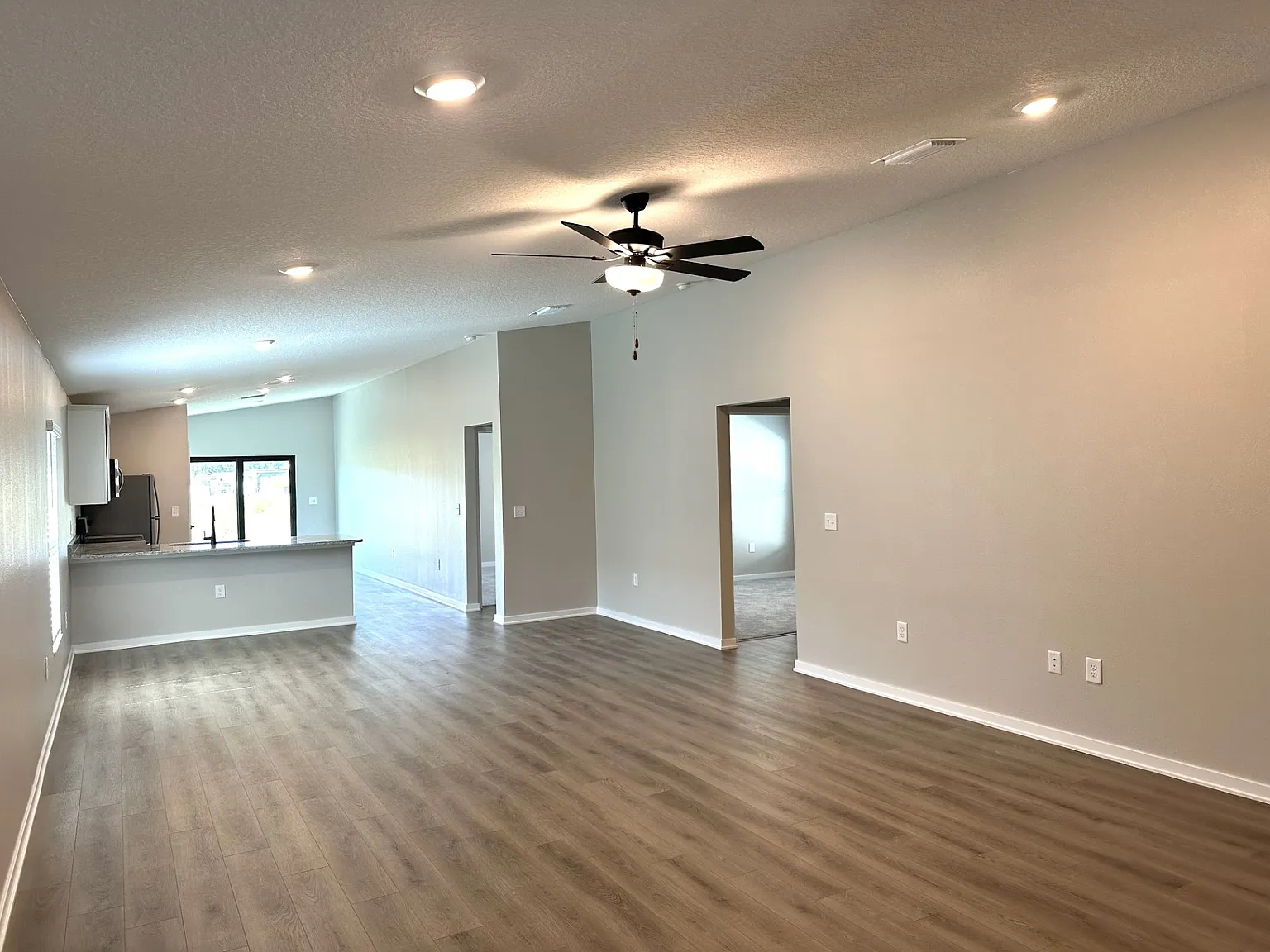 3 bed, 1704 sqft, $2,400 — Photo 2
